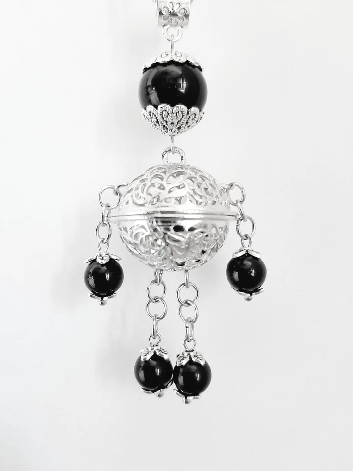 Ciondolo ballerina Sarda con amuleti su coccu e richiamo degli angeli - Immagine 1 di 1