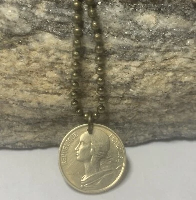 Collar colgante moneda 10 céntimos Francia 1969, joyería francesa. "En cadena de 24""". Foto 1 de 4