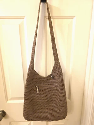 Cartera The Sak vintage años 90, bolso de hombro tostado/taupe, diseño tejido a ganchillo Foto 1 de 4