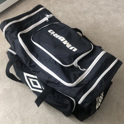 Umbro Retro Bolso de Mano De Colección Enorme Negro Kit Deportivo Bolsa Fútbol 75cm Viaje Foto 1 de 4