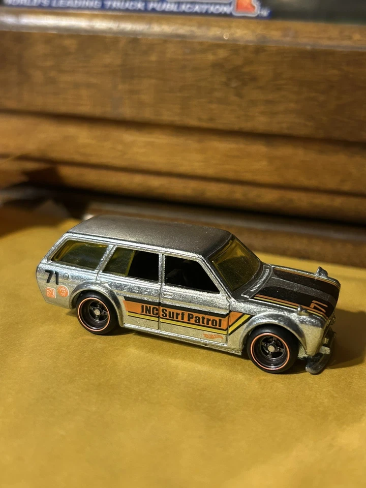 Hot Wheels ZAMAC 71 Datsun Bluebird 510 Wagon Surf Patrol SIN GIRAR Base de Metal Foto 1 de 4