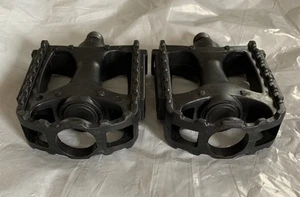 Halfords . Pair Bicycle Pedals 9/16" Reflective. - Picture 1 of 4