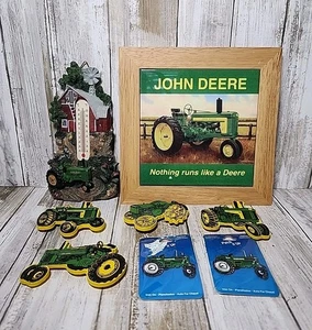 John Deere Traktor 8 Stück Posten Wandrelief Untersetzer, Thermometer, Magnete, Flicken - Bild 1 von 15
