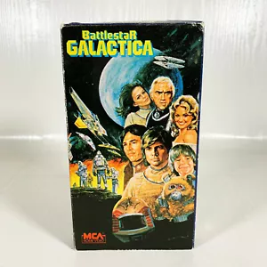 Battlestar Galactica (Classic Sci-fi VHS) MCA - Richard Hatch - Foto 1 di 3