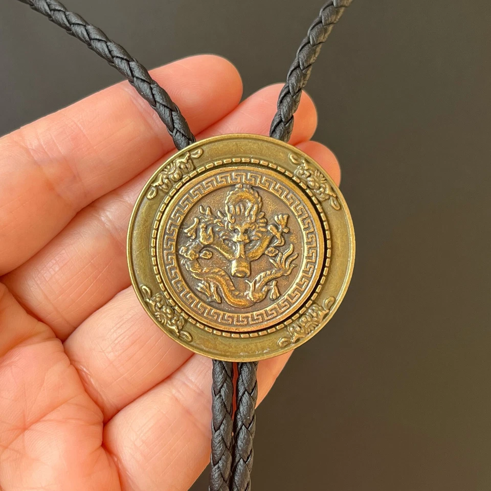 Collar de boda redondo de latón relieve dragón Balo Bolo corbata cuero PU negro cuerda Foto 1 de 4