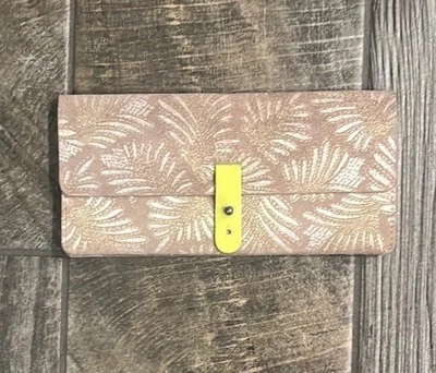 Cartera plegable de cuero color crema Anthropologie 8”x4”x6” con cierre a presión Foto 1 de 4