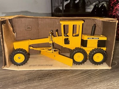 NIB ERTL John Deere Motor Grader 1:16 - Image 1 of 4