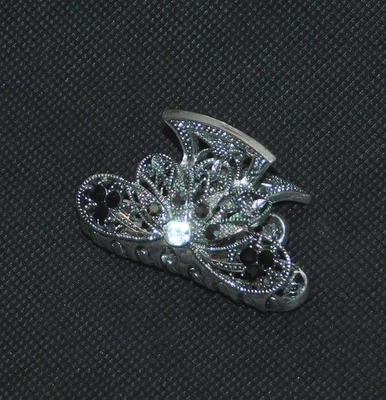 Pinza de pelo vintage tono plata pedrería blanco negro filigrana flores Foto 1 de 4