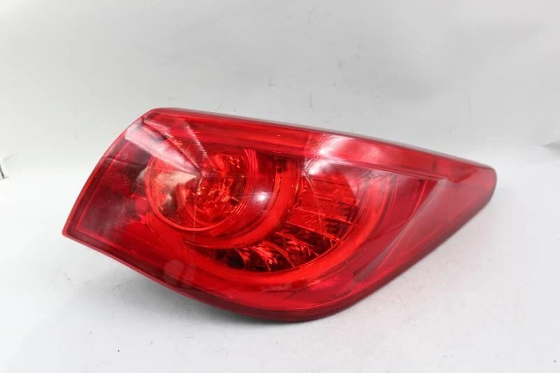 Задний фонарь для правого пассажира смонтирован на четверть панели 2014-15 INFINITI Q50 OEM #31192 - Изображение 1 из 4