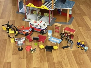 KidKraft Stazione dei Pompieri Grande Playset Caserma dei Pompieri Camion dei Pompieri Ambulanza 20 Più Giocattoli - Foto 1 di 19