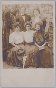 Pajarita Hombre con 4 Hermosas Mujeres Victorianas AZO RPPC Postal - Imagen 1 de 2