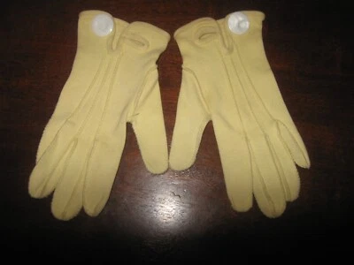 Guantes vintage para damas tela mostaza dorada con detalles de botón de perlas planas grandes 1940 Foto 1 de 4