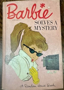 Libro de tapa dura vintage Barbie resuelve un misterio 1963 casa aleatoria - Imagen 1 de 3