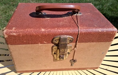 Estojo de viagem de trem vintage anos 40/50 maquiagem marrom/bege com chave!! - Imagem 1 de 4