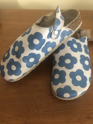 GUC Girls Mini Boden Leather Flower Pop Clogs Blue Sz 34 (US 3) - Image 1 of 4