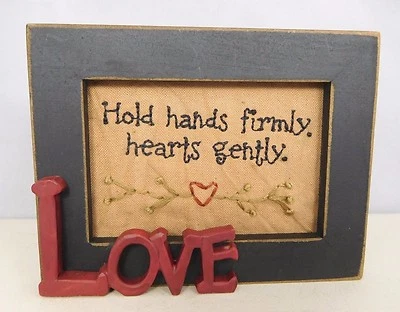 Dicho inspirador - Letrero "Tomarse de las manos firmemente, corazones" - Cubo de flores #42748D Foto 1 de 4