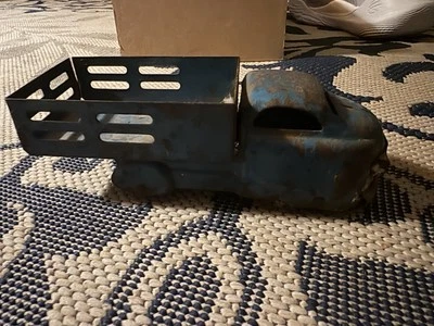 + Camión con plataforma de estaca Streamline azul acero prensado Wyandotte de colección 6" de largo Foto 1 de 4