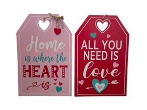 Nuevo con etiquetas Juego de 2 letreros de madera All You Need Is Love & Home Is Where The Heart Is - Imagen 1 de 9