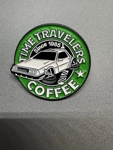 Pin Pinback Regreso al Futuro Coffee Time Travelers Estrella Divertida Ropa de Trabajo Trabajo Duro - Imagen 1 de 5