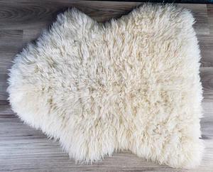 Alfombra de piel de oveja genuina de colección 31" x 28" blanco roto suave decoración de la casa necesita limpieza - Imagen 1 de 13