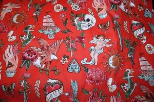 Alexander Henry TELL-TALE TATTOO rot Baumwollstoff ein Yard - Bild 1 von 1