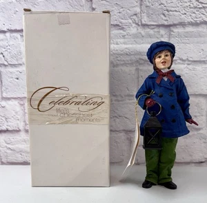 Estatuilla de porcelana vintage de Navidad alrededor del mundo Village Caroler Boy *COMO NUEVA* - Imagen 1 de 2