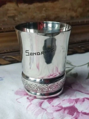 ANCIENNE TIMBALE DE BAPTÊME EN MÉTAL ARGENTÉ POINÇONNÉE PRÉNOM "SANDRINE" XXE  - Photo 1/4