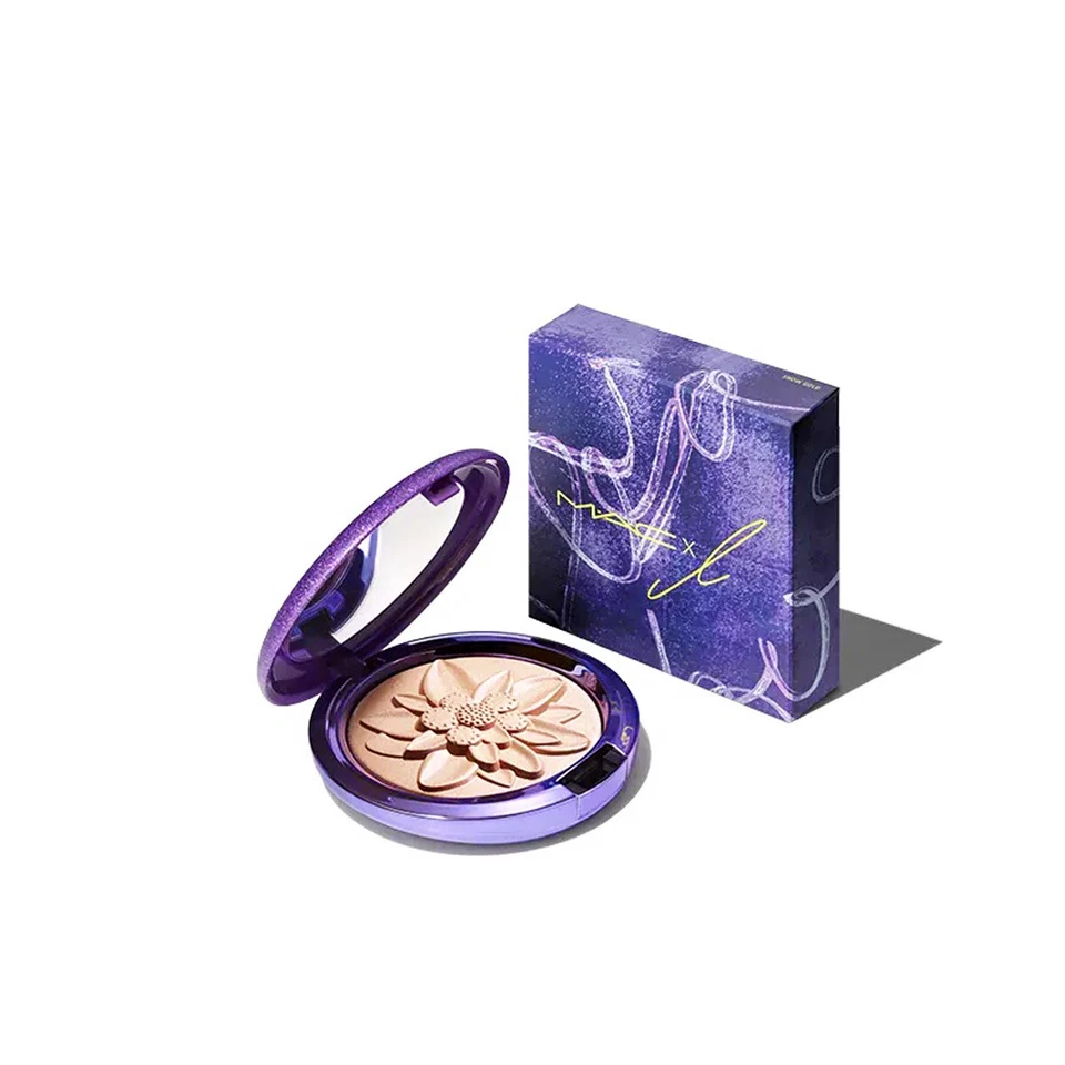 Mac X L Extra Dimension Skinfinish Highlighter SHOW GOLD - Size 0.33 Oz. / 9.5 g - Image 1 of 1