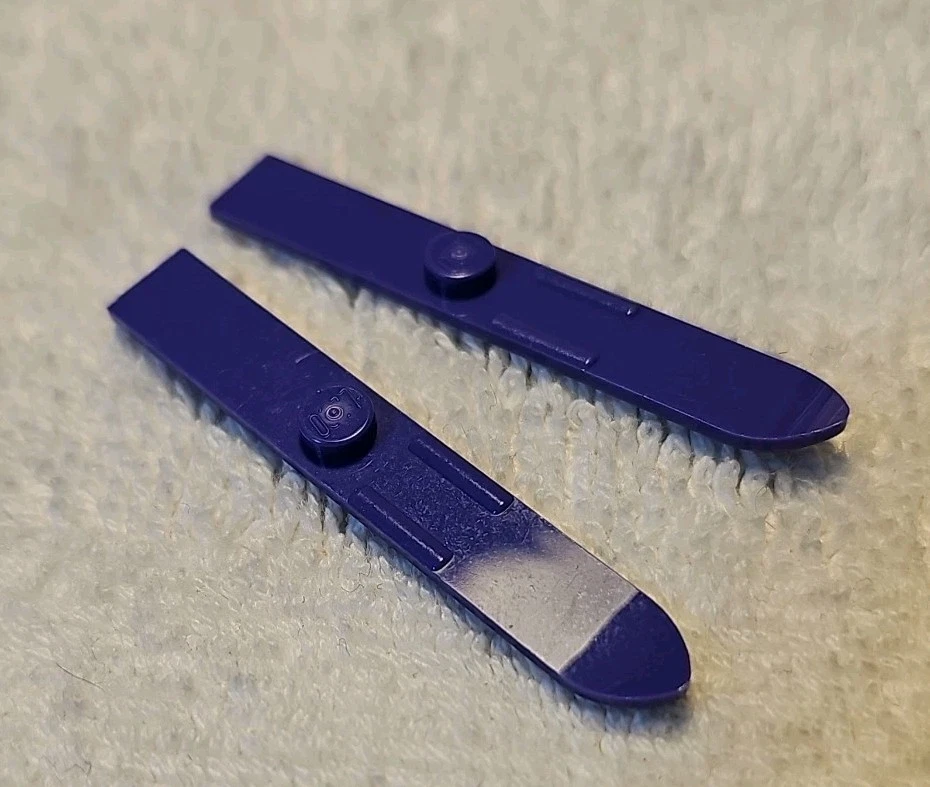 LEGO 18744 Mini Figure Ski purple x2 - Image 1 of 1