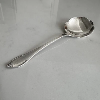 Серебряная маленькая сервировочная или кремовая зубчатая ложка датская Дания 830 серебристая Appx 5 дюймов - Изображение 1 из 4