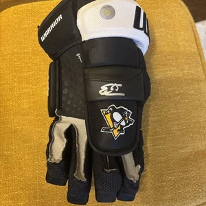 Erik Karlsson Autographed NHL Glove - Picture 1 of 3