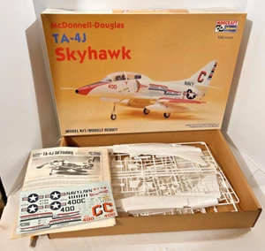 1:32 Hasegawa TA-4J Mcdonnell-Douglas Skyhawk model kit - Picture 1 of 1