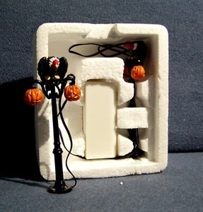 Dept 56 - Lampioni Gotici - Villaggio delle Nevi Halloween - 52961 - Set di 2 - Nuovo con scatola - Foto 1 di 2