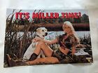 Affiche de bière Miller « It’s Miller Time » fille blonde camouflage chasse canine bar homme grotte