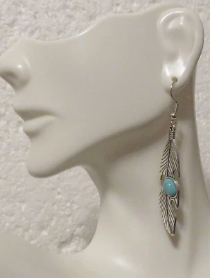 Brincos de penas metálicas 2" com design intrincado - falso destaque turquesa - Imagem 1 de 3