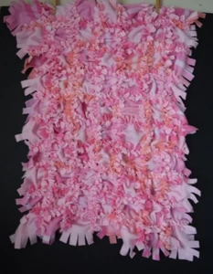 Manta para mascotas anudada a cuadros rosa y blanca hecha a mano - Imagen 1 de 8