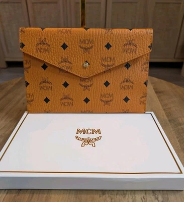 Auténtico Sobre MCM Bolso sin asas Coñac Visetos Novedad GWP Nuevo Viene con Caja Foto 1 de 4