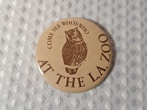 Vintage 1980s Come See Who's Who At The L.A. Zoo Souvenir Button Pin Pinback - Picture 1 of 5