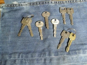 Oldtimer Oldtimer Oldtimer Ford Schlüssel 9 Stück ein Western Auto PKW LKW - Bild 1 von 3