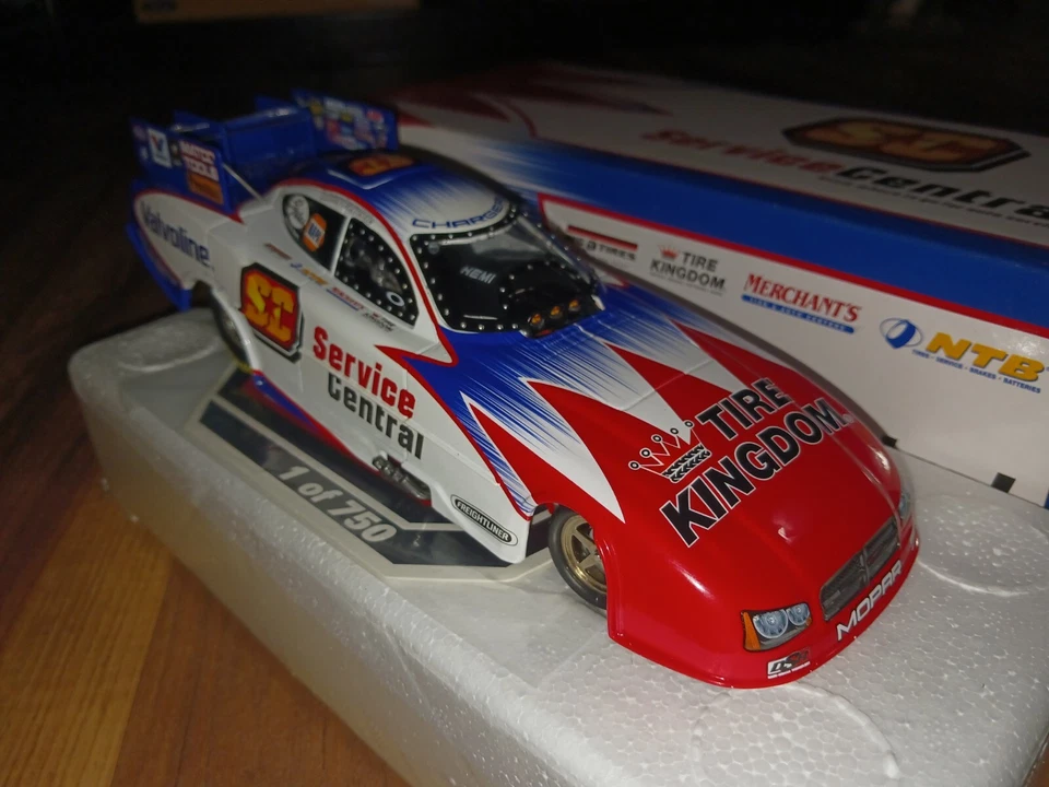 Coche divertido Johnny Gray Service Central 1:24 NHRA 2011 raro ((nuevo en caja))) Foto 1 de 4