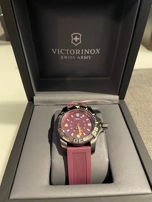 Reloj Victorinox Swiss Army Dive Master 500 esfera púrpura UNISEX 241558 $795 PRECIO DE VENTA SUGERIDO POR EL FABRICANTE Foto 1 de 4