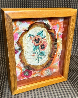Caja de sombras enmarcada vintage tapiz collage cosido flores bordadas madera vidrio Foto 1 de 4