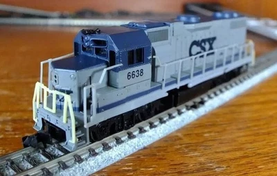 Life Like 7842 N gauge EMD GP38-2 diesel loco in CSX grey & blue livery - Image 1 of 4