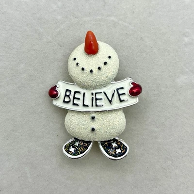 Lindo prendedor navideño brillante esmalte tono plata muñeco de nieve Believe Believe Foto 1 de 4