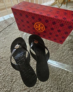 Tory Burch Thora Riemen Lack Kalb geprägtes Muster Leder Flip Flop Sandalen 8M - Bild 1 von 10