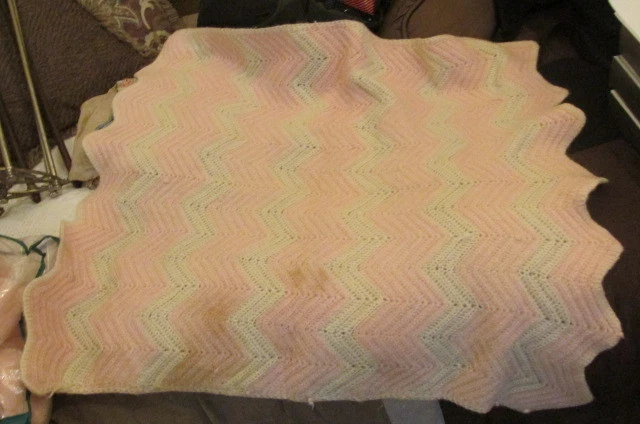 Banderín y gorra para bebé vintage de los años 40, vellón rosa con ribete satinado con manta para bebé Foto 1 de 1