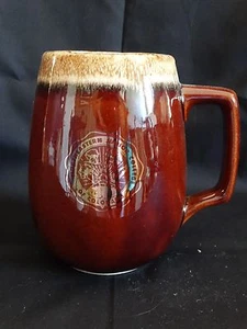 Vintage Rumpf Keramik ~ großer brauner Tropf 6" Stein/Becher ~ NORTHEASTERN JUNIOR COLLEGE - Bild 1 von 3