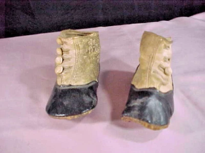 Zapatos de bebé victorianos de cuero de dos tonos con botones Foto 1 de 4
