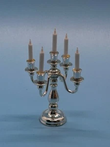 Candelabro miniatura vintage plateado para casa de muñecas con 5 velas blancas escala 1:12 - Imagen 1 de 4