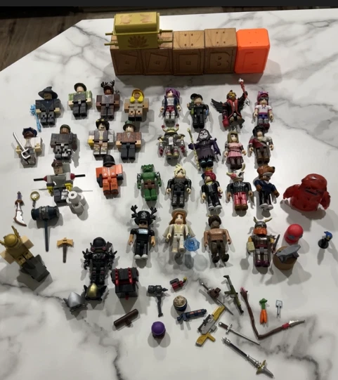 Robolox Lote Mixto Figuras Juguetes Piezas Accesorios con Códigos Tiburón Rey Goo Goblin Foto 1 de 4
